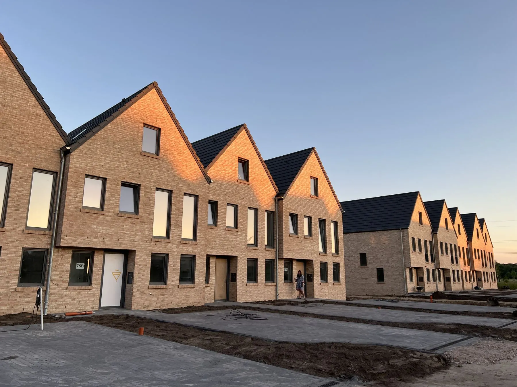 Neu gebaute Klinker-Reihenhäuser der AMMAVI eGbR in Oldenburg im Abendlicht